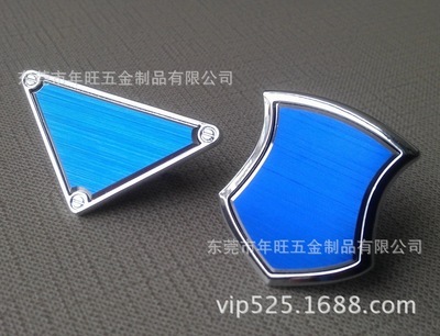 東莞市年旺五金制品 專業(yè)訂做服裝銅標(biāo)牌、合金裝飾標(biāo)牌，量在優(yōu)先